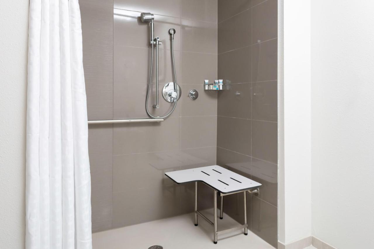 King Room Roll Shower Disability Access,1185879139:JPEG