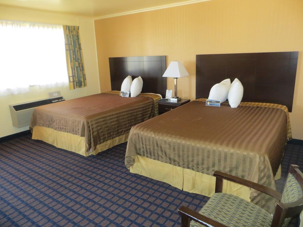 Queen Room Two Queen Beds Smoking