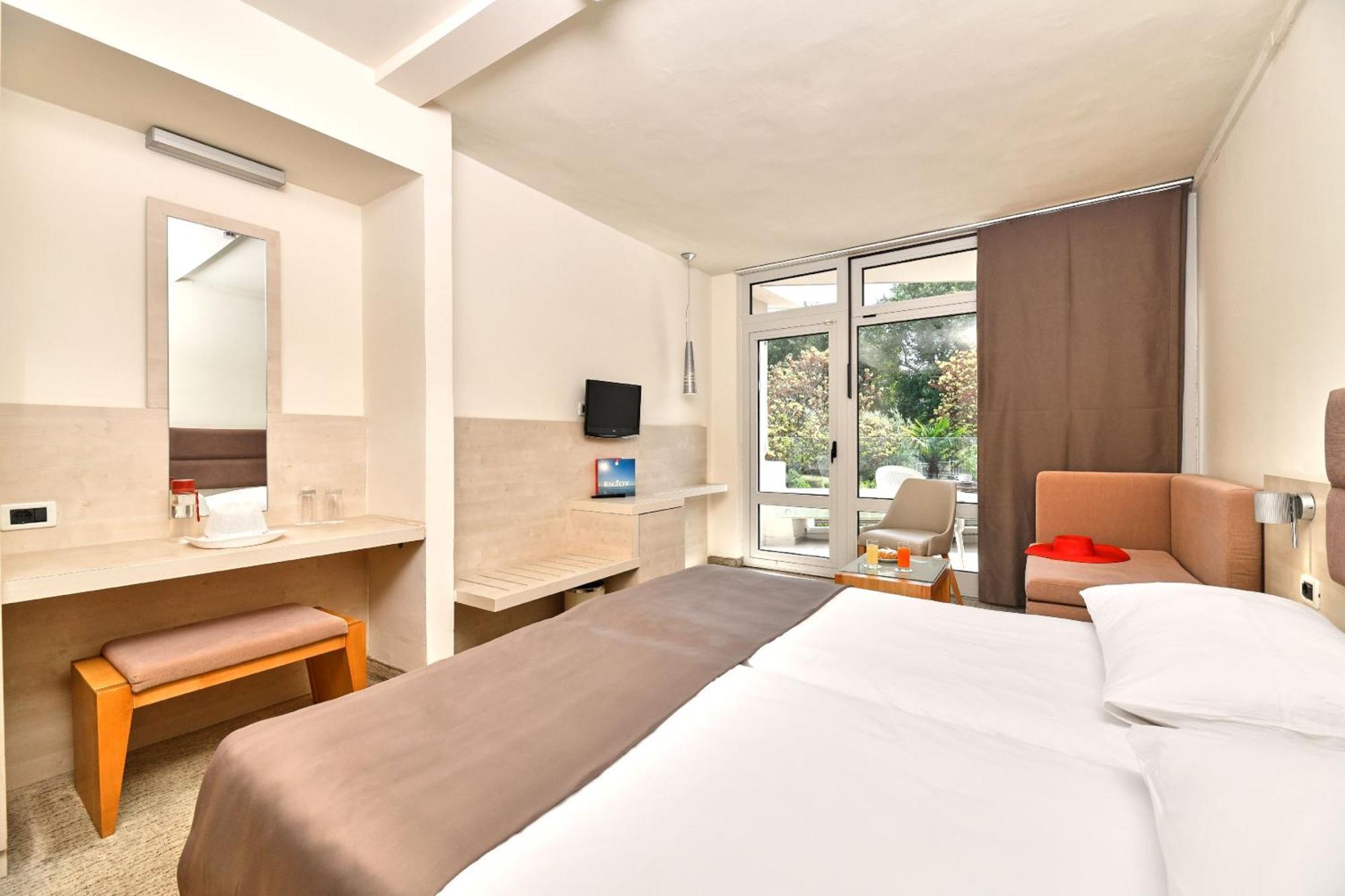 Classic Room with Balcony and Sofa Bed,1013123551:JPEG