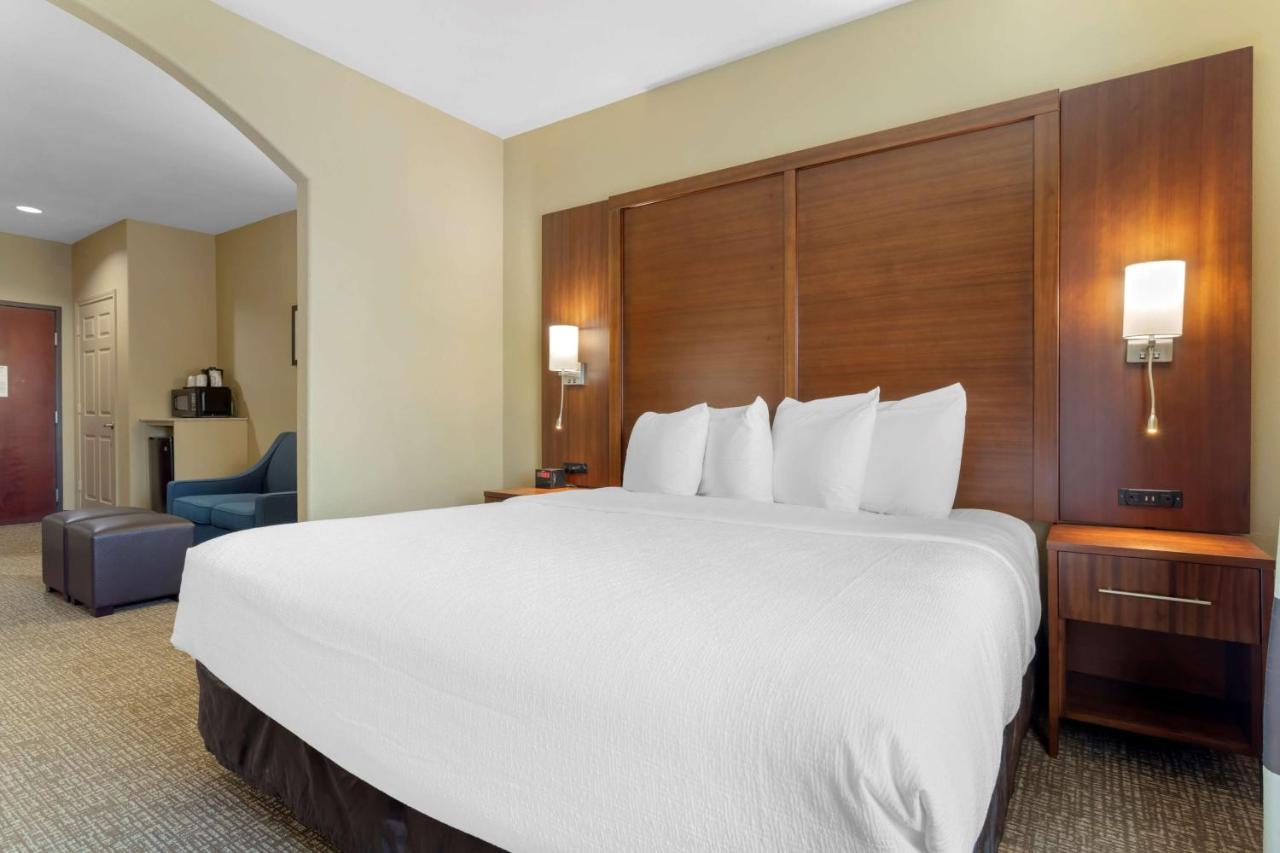 King Suite with Sofa Bed - Non-Smoking,1269249211:JPEG