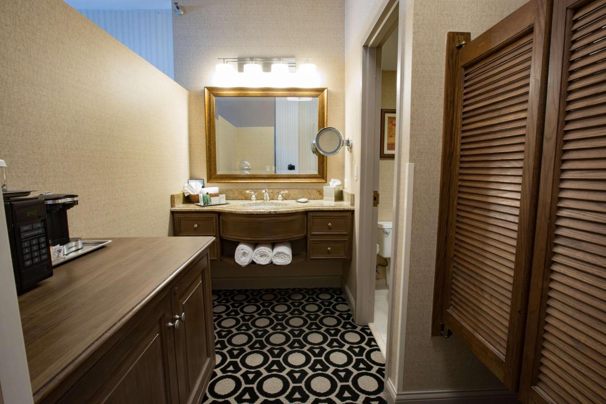 King Room with Jetted Tub,1551405835:JPEG