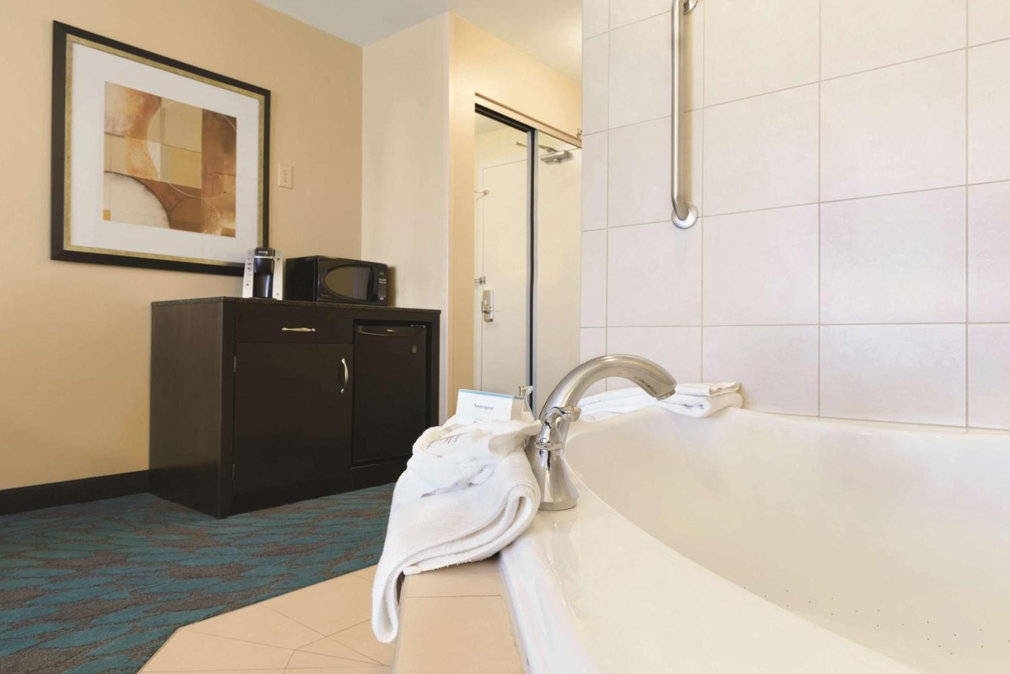 King Room with Whirlpool,1280510905:JPEG
