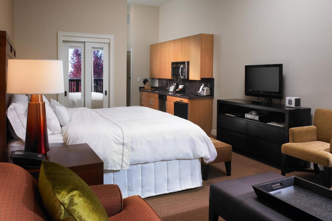 Larger Guest room, 1 King,1411823288:JPEG