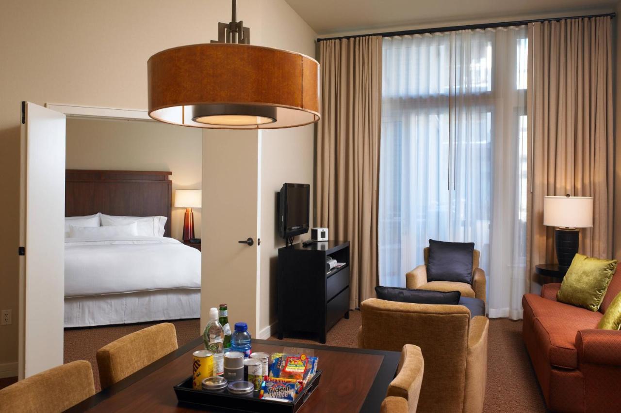Suite, 1 King, Sofa bed,1411822436:JPEG