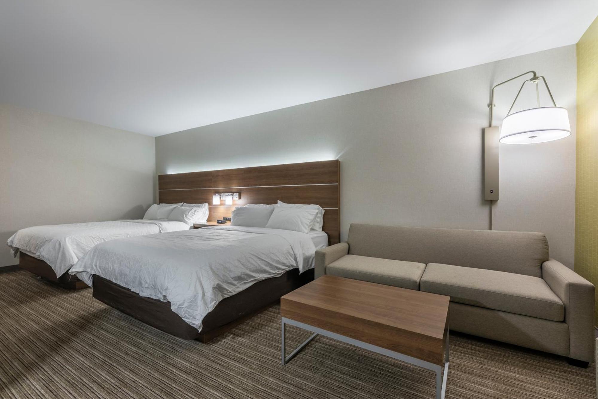 Suite Two Queen Beds Sofa Bed,1284288031:JPEG