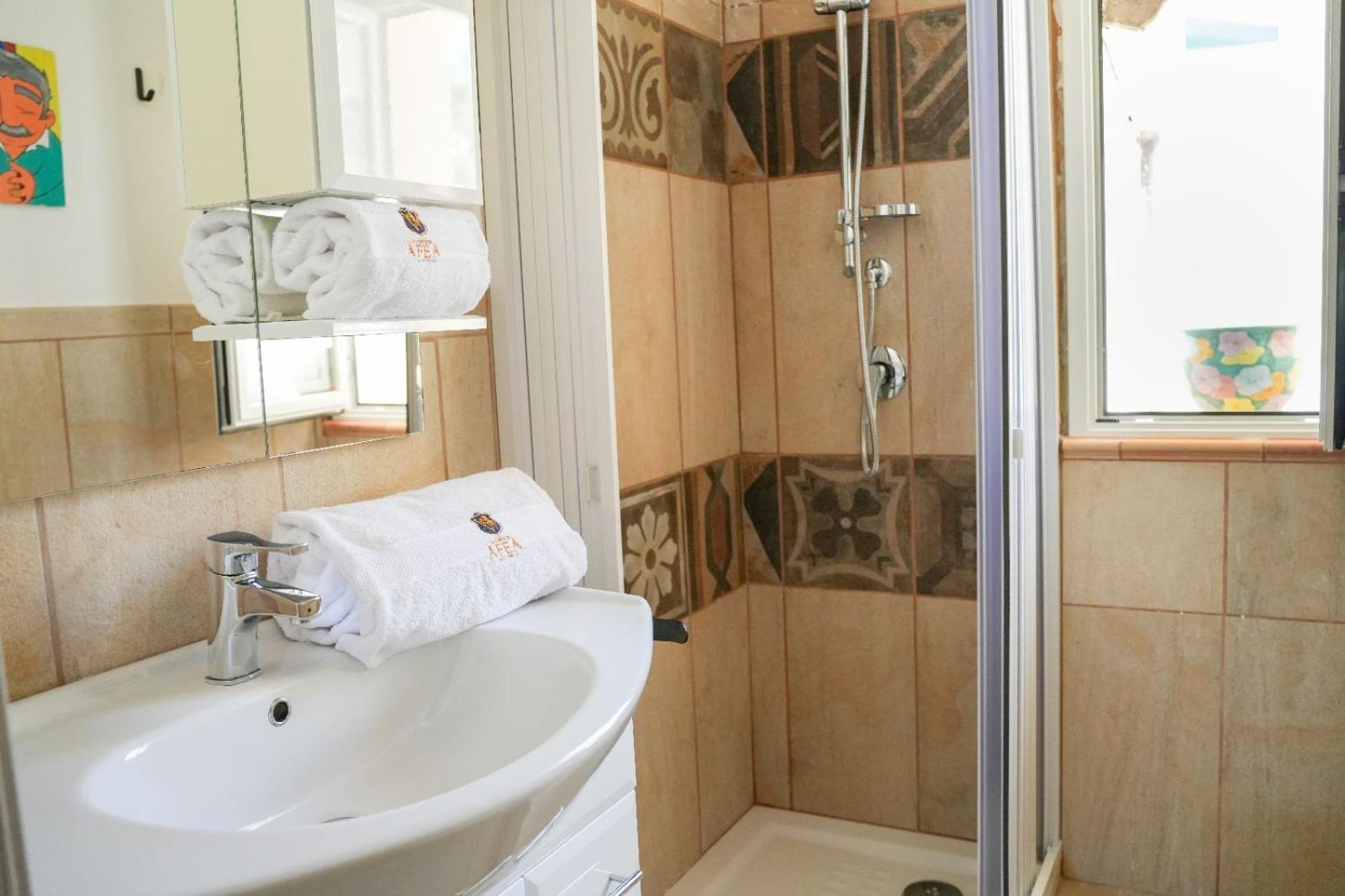 Deluxe Queen Room,1552888831:JPEG