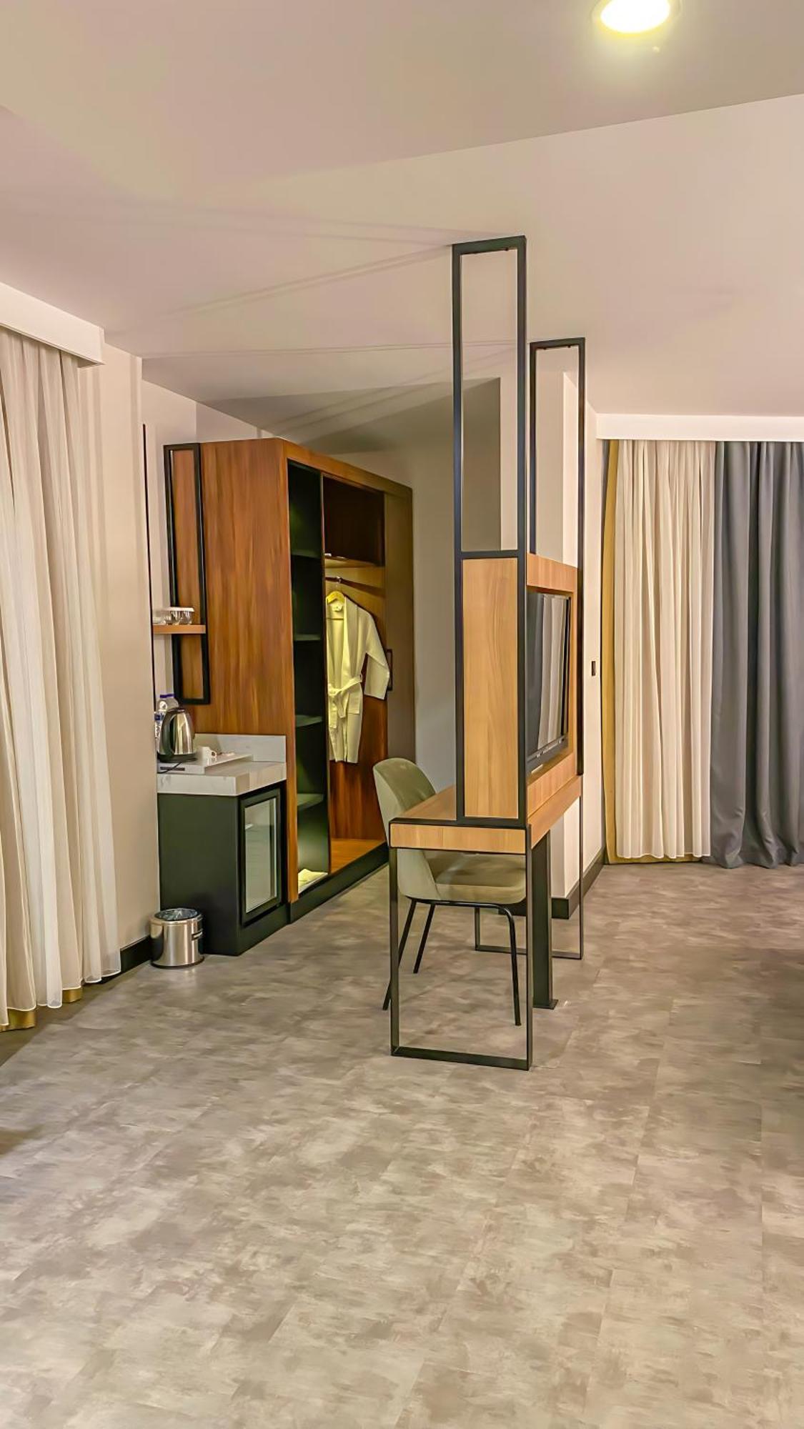Deluxe Suite with King Bed, Single Bed and Sofa Bed - Non-Smoking,1542159730:JPEG
