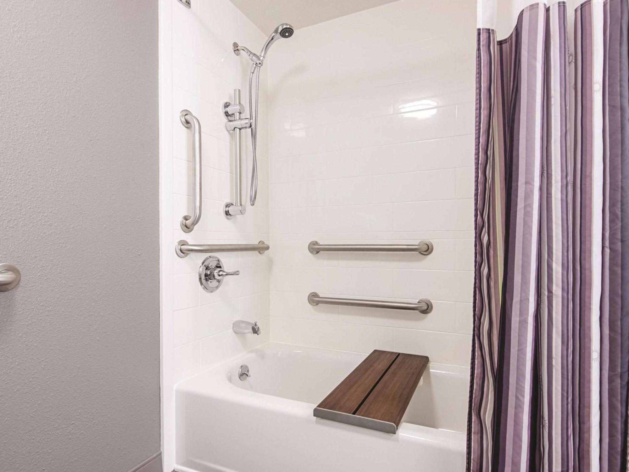 Queen Room with Two Queen Beds and Mobility/Hearing Access - Non-Smoking,1282343698:JPEG