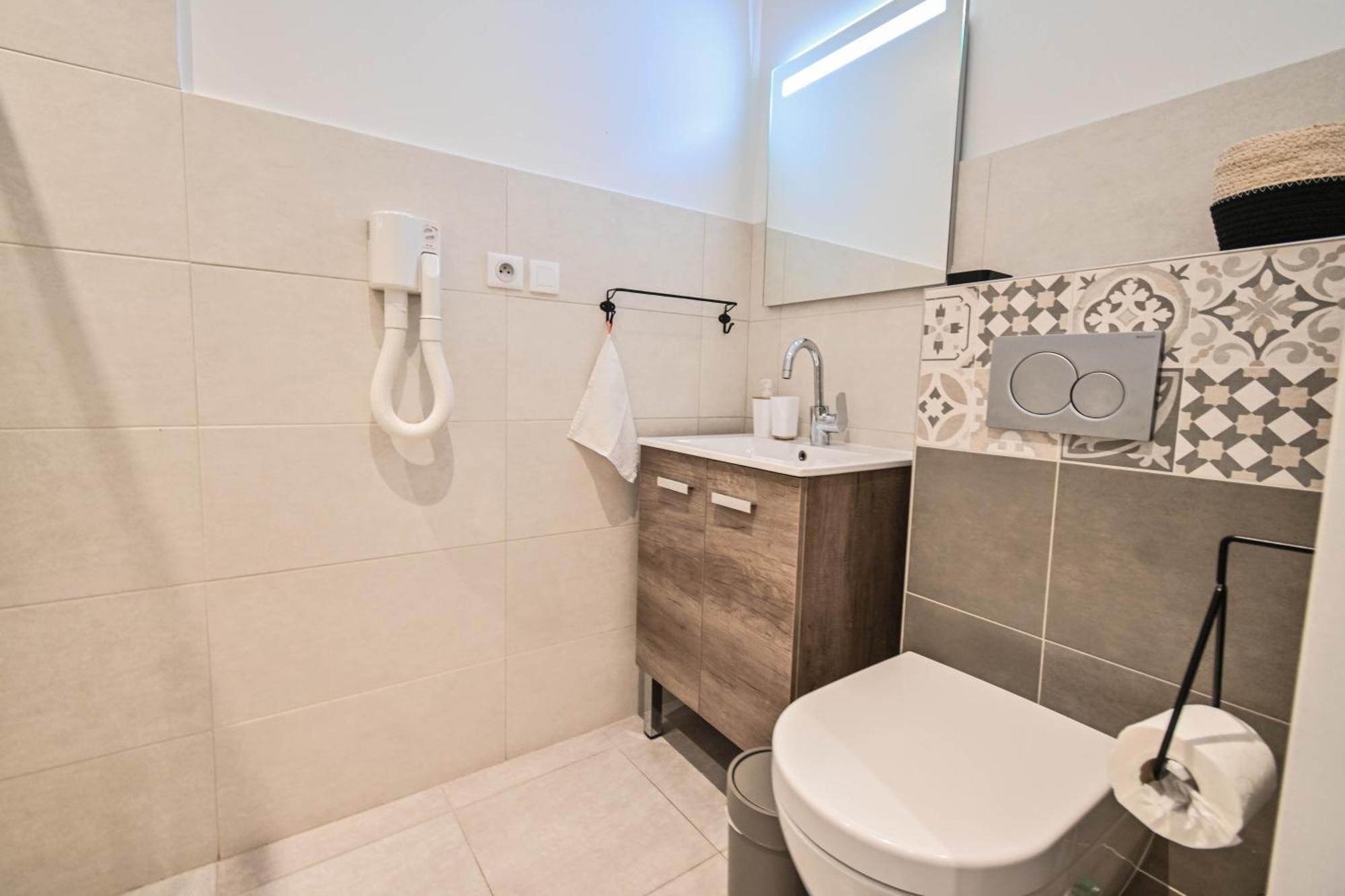 Small Studio ( 1 Adult),717534148:JPEG