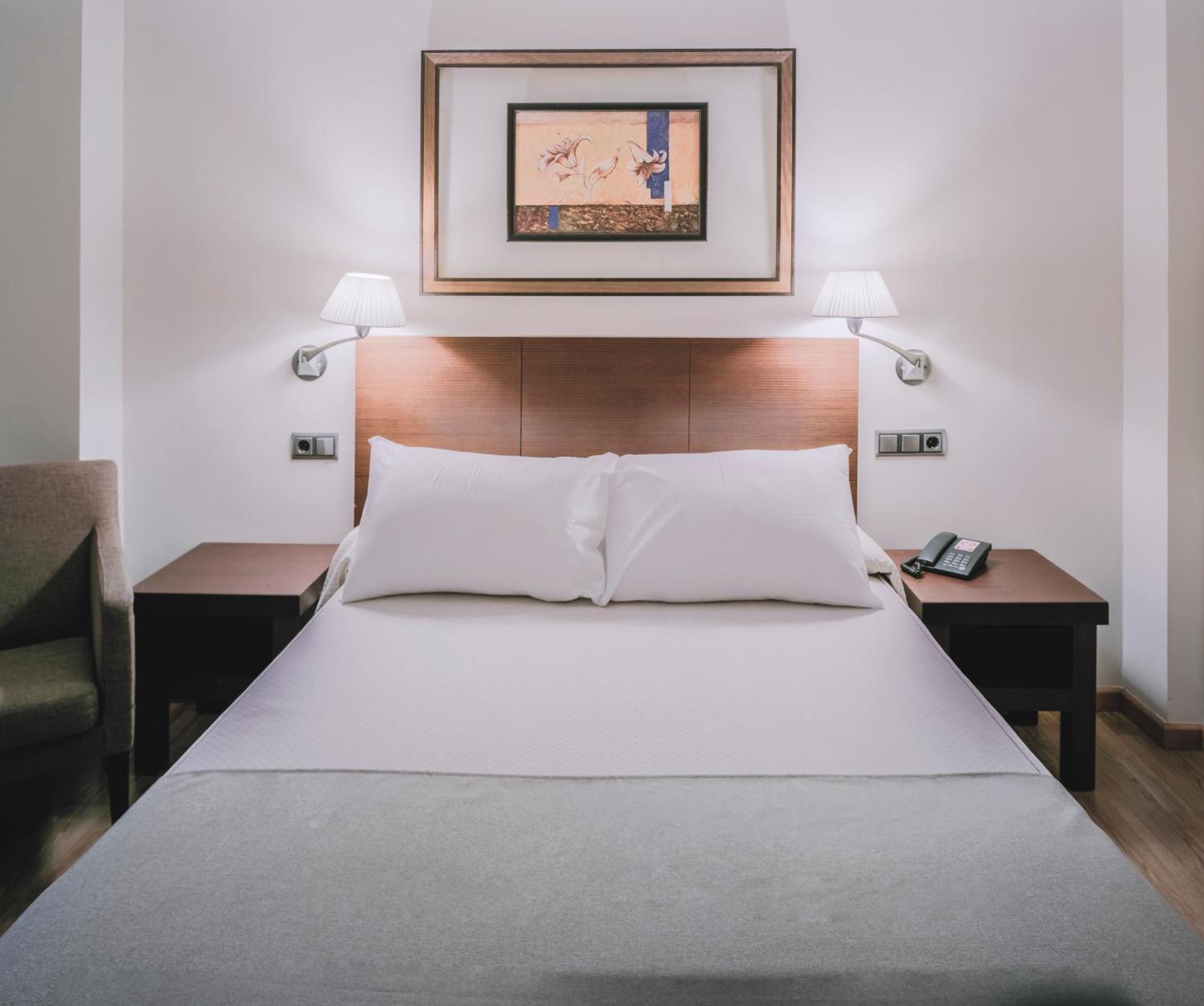 Small Double or Twin Room,776492116:JPEG