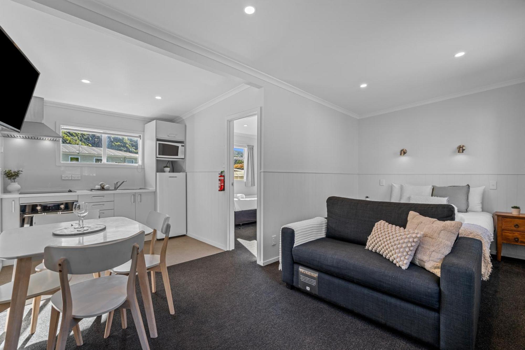 One Bedroom Motel,1598415059:JPEG
