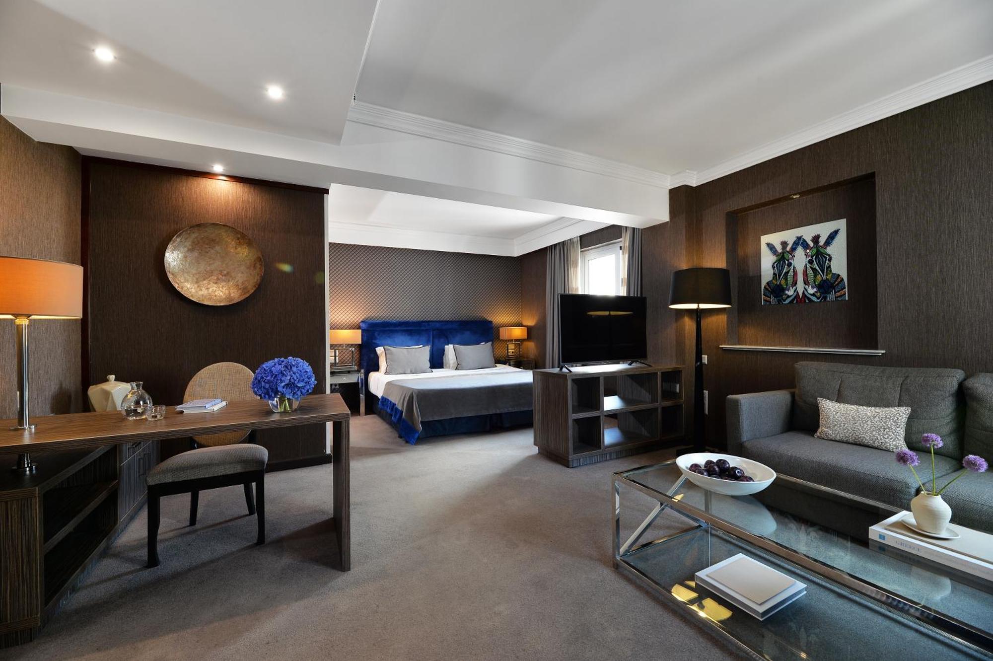 Executive Suite,1618265818:JPEG