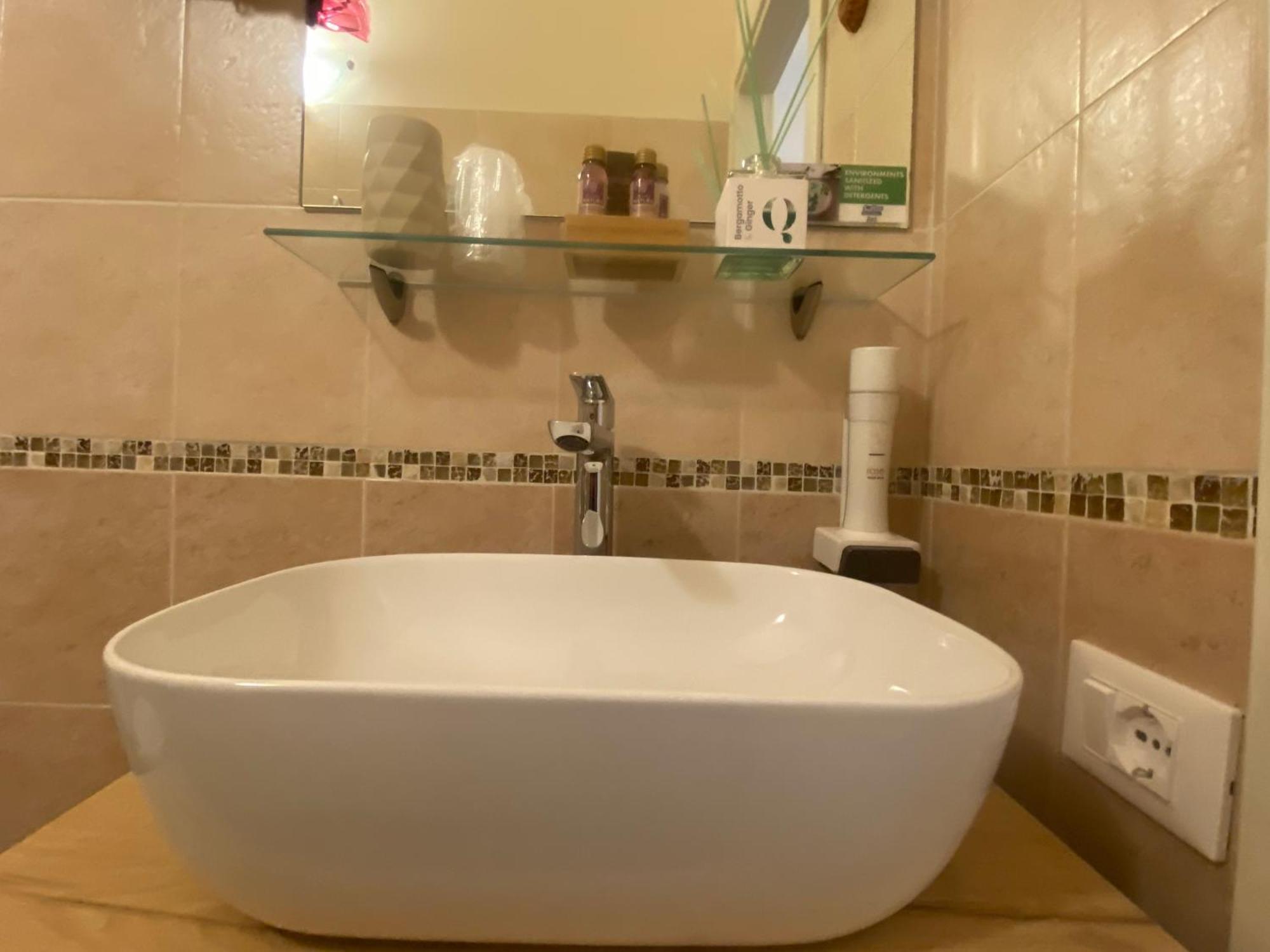 Large Double Room,1634427439:JPEG