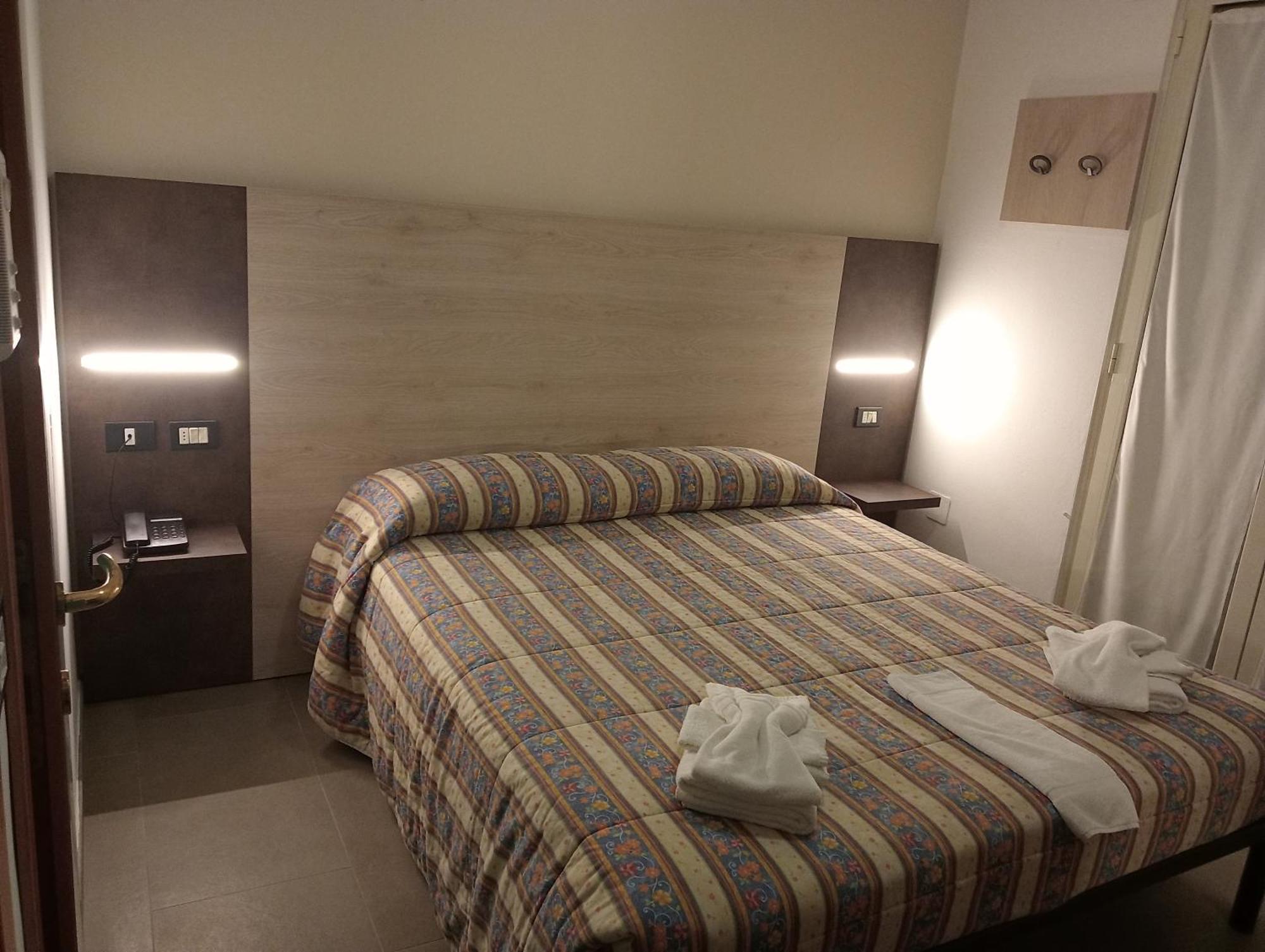 Small Double Room,1639902030:JPEG