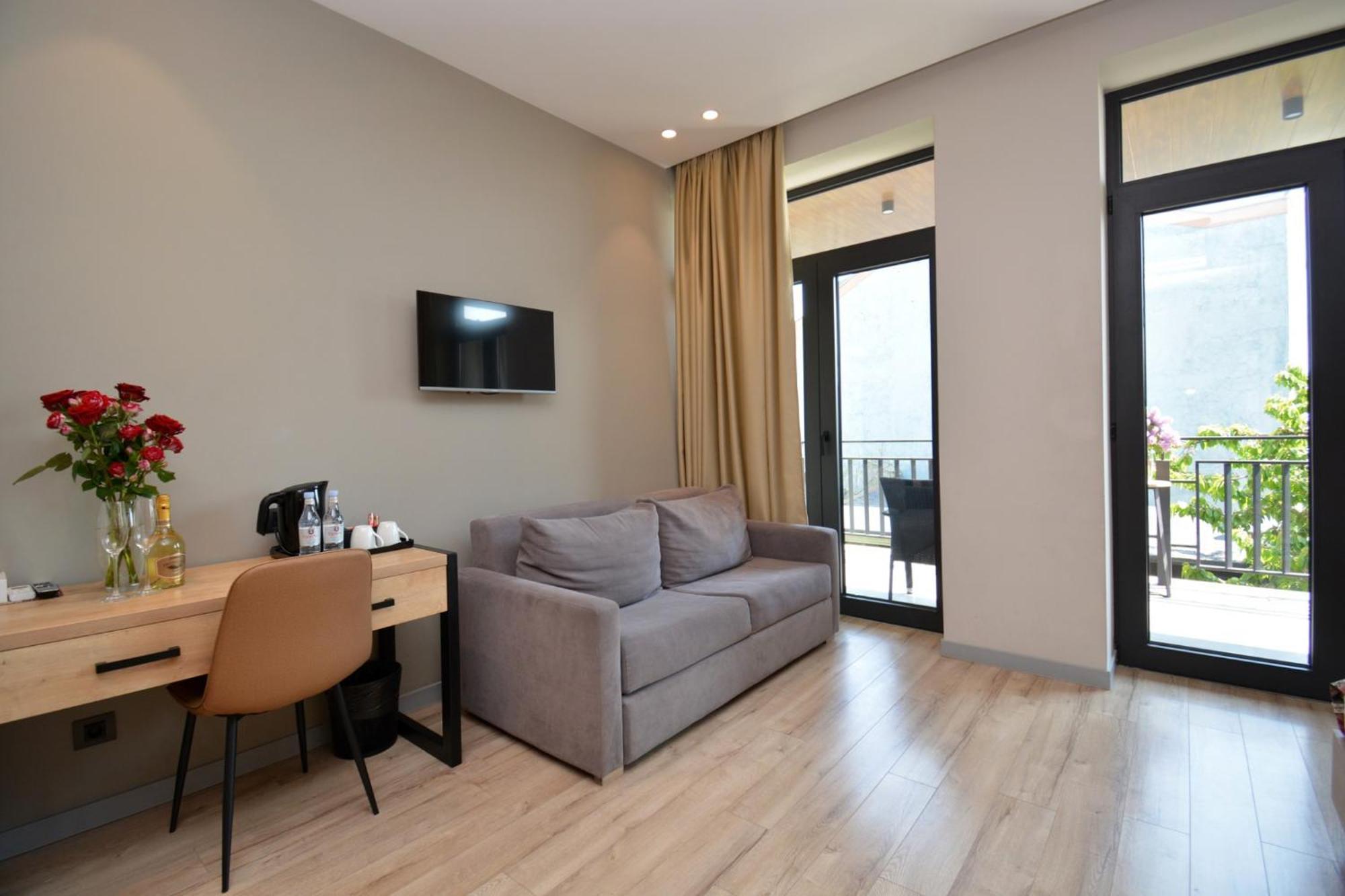 Deluxe Room (2 Adults + 1 Child),1663096270:JPEG