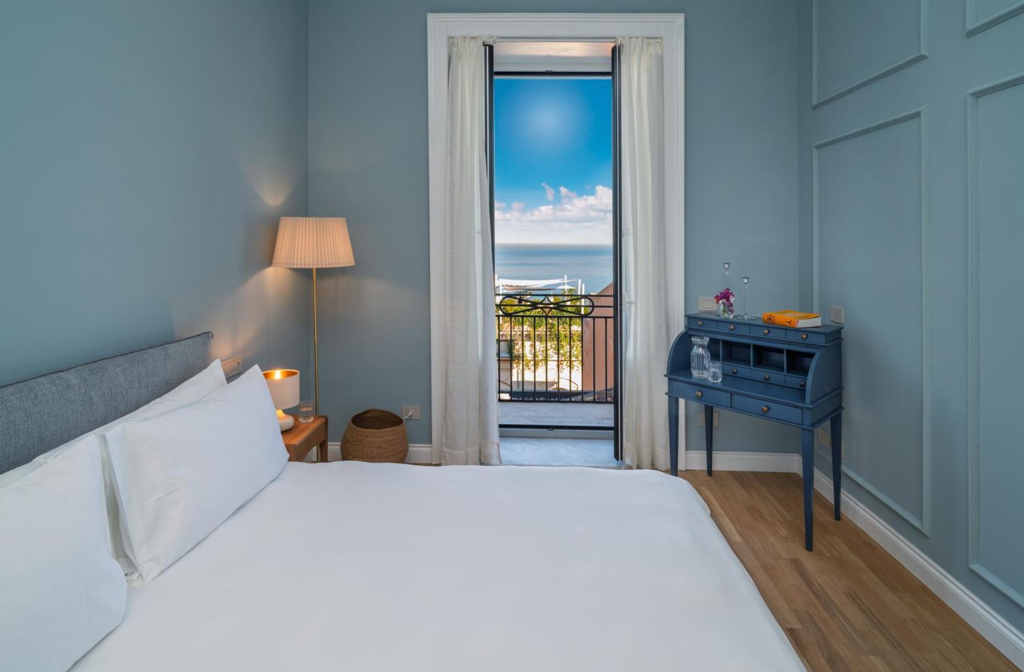 Deluxe Double Room with Sea View,1689867566:JPEG