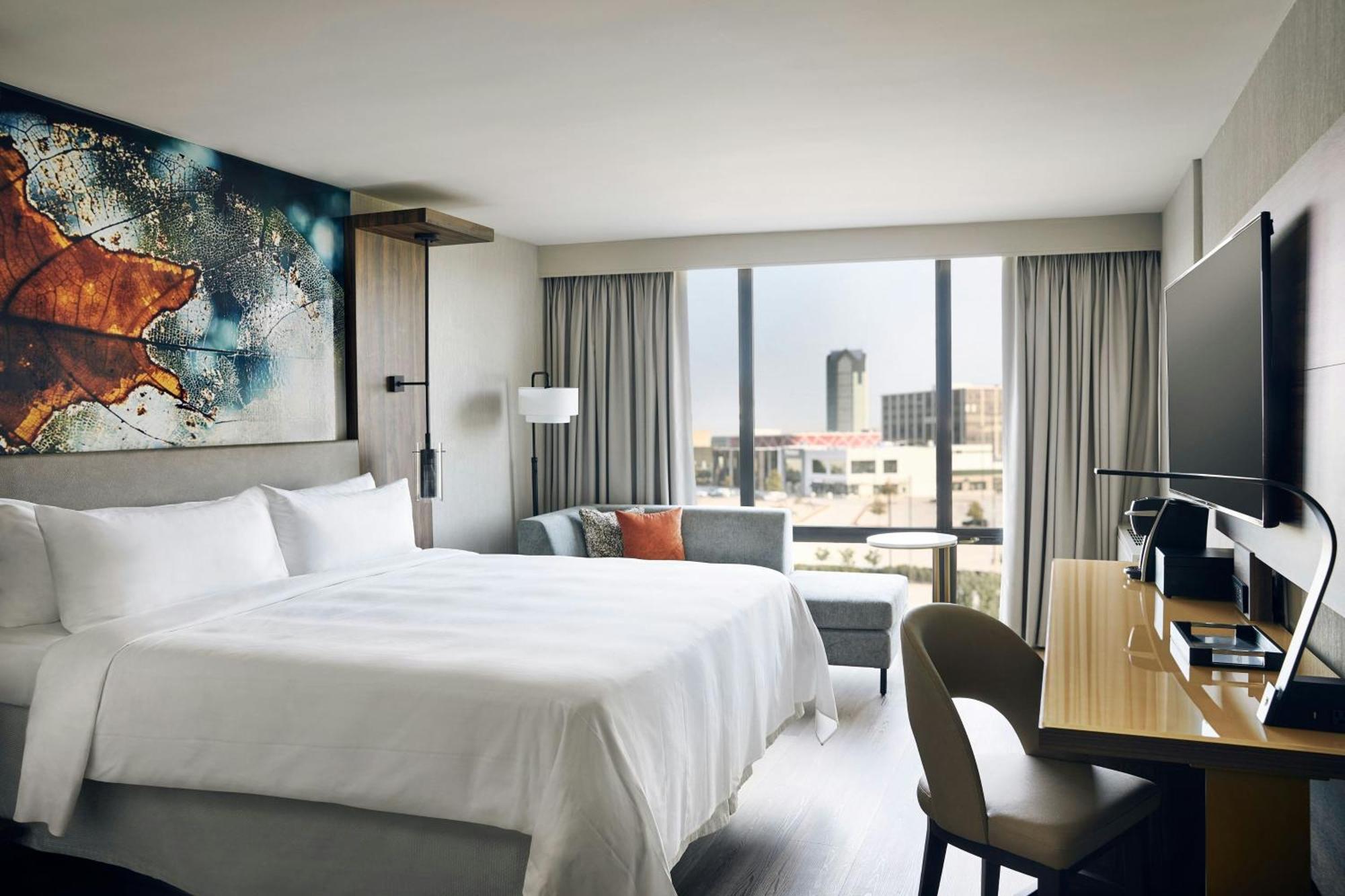 King Room with Roll-In Shower - Mobility and Hearing Accessible,1746867110:JPEG