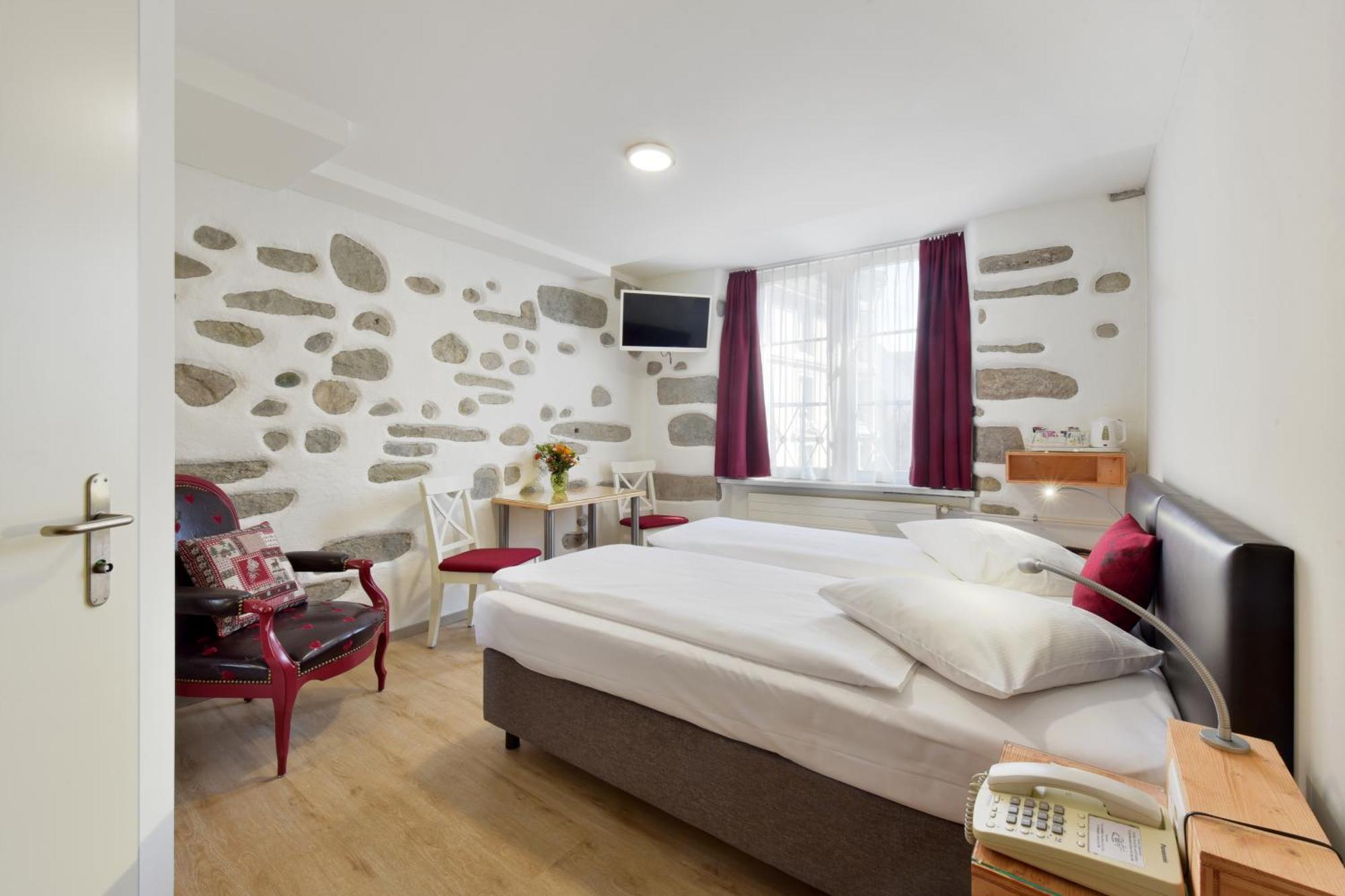 Twin Room,1742764448:JPEG