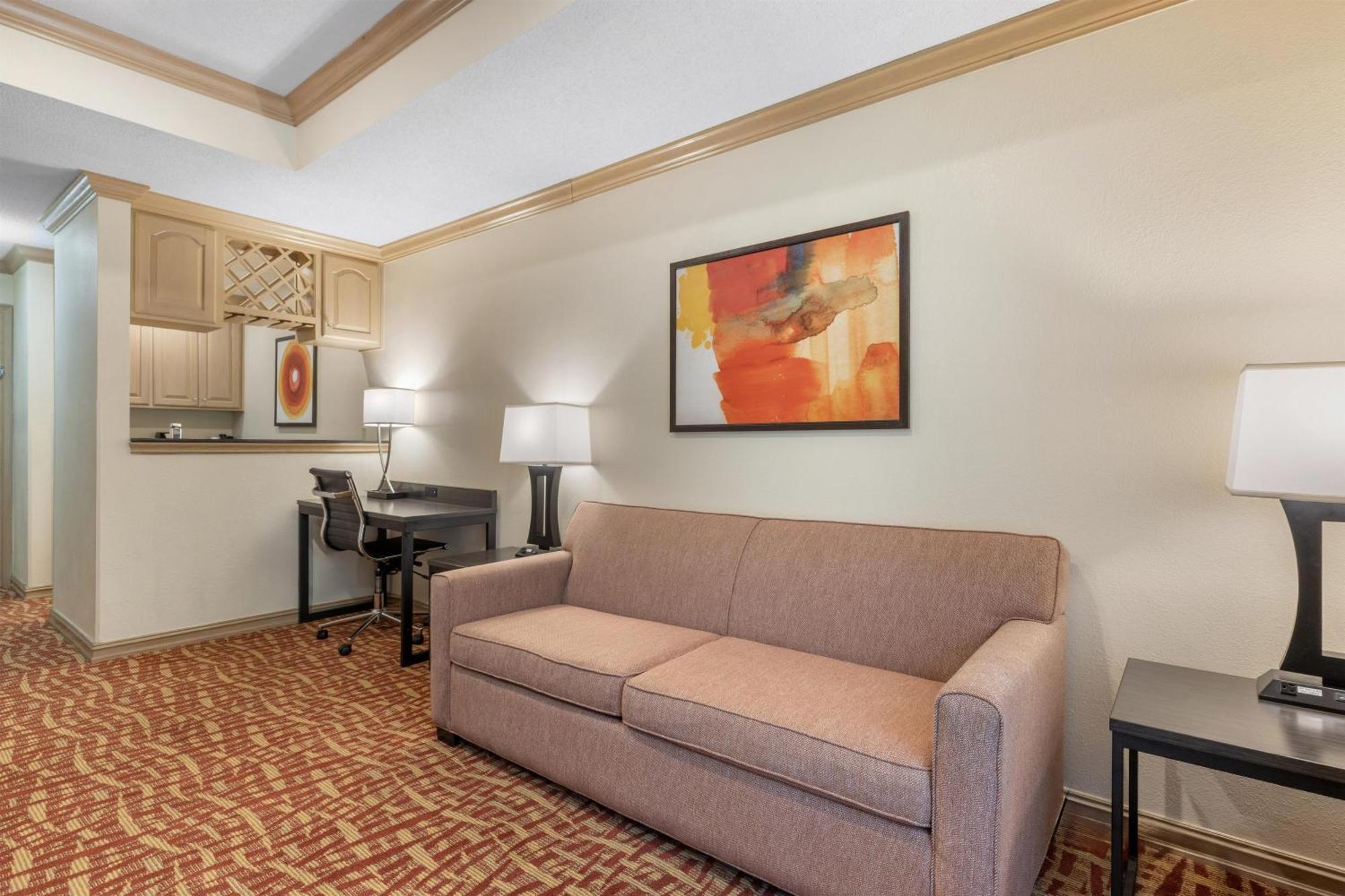 One-Bedroom King Suite with Spa Bath and Sofa,1746877876:JPEG