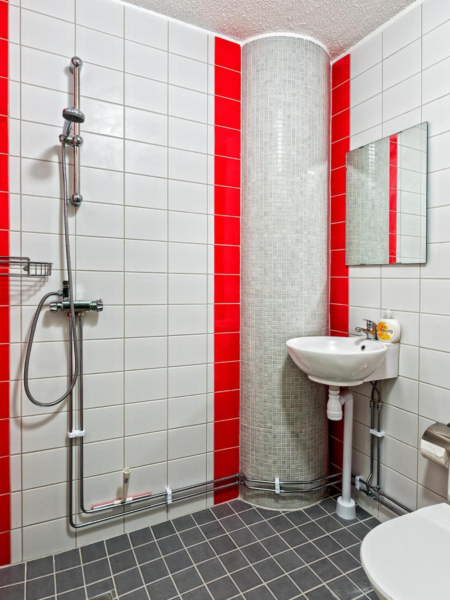 Double or Twin Room Shower No window,327629941:JPEG