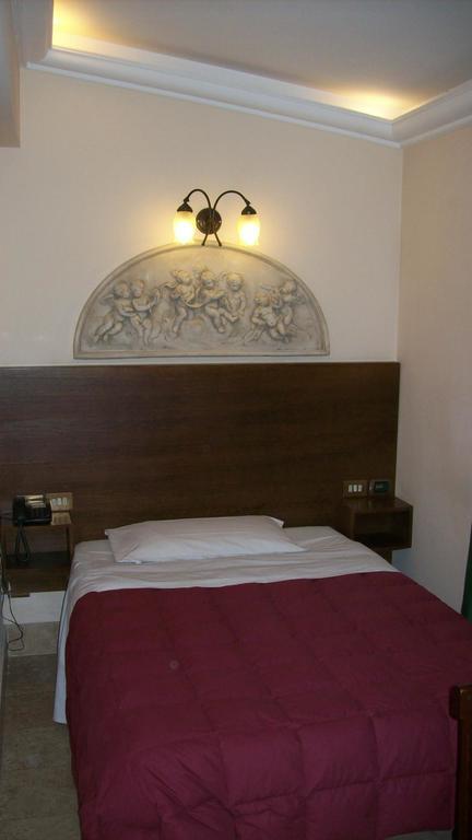 Single Room,685782270:JPEG