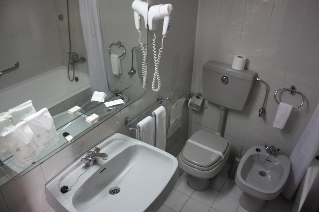 Economy Double or Twin Room,64704043:JPEG