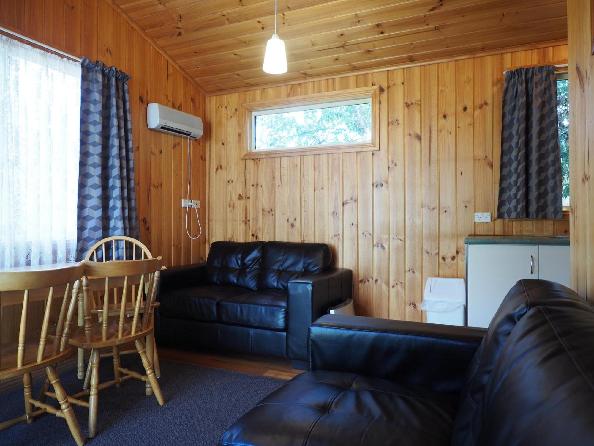 Deluxe Cabin,1588123246:JPEG