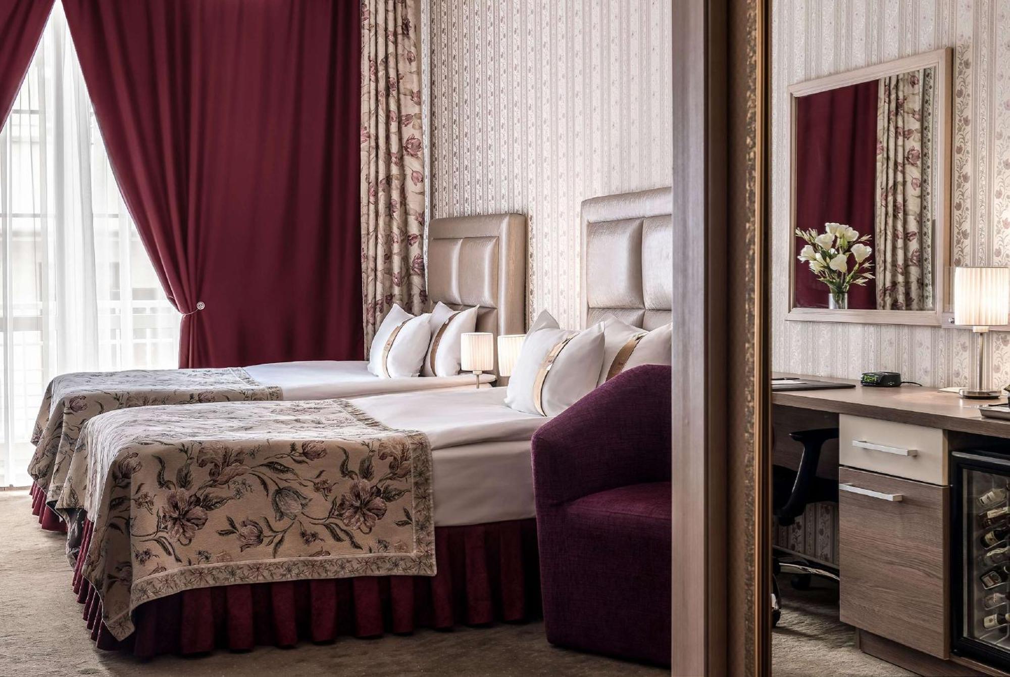 Double Room with Two Single Beds and Balcony - Non-Smoking,772847785:JPEG