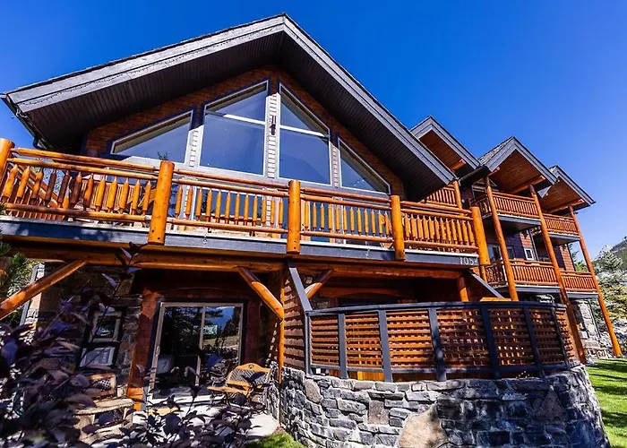 Family Hotel: A Bear And Bison Country Inn