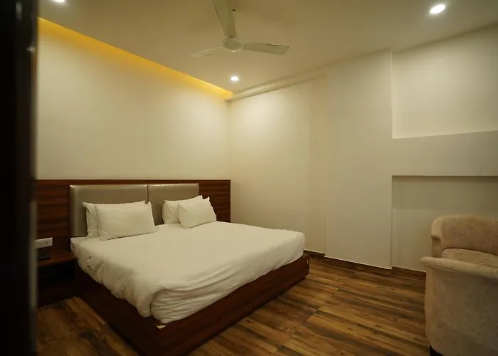 Hotel Regal By Rhytham