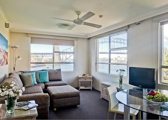 Hotel with pool: Harbourside Apartments