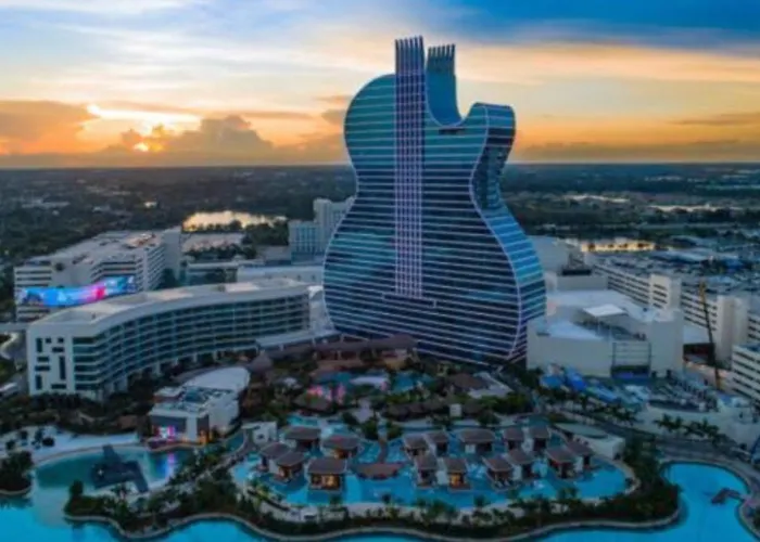 Hotel near College: Airport - Men Only Hostel - Free - Wi-Fi - Parking - Long Term Welcome