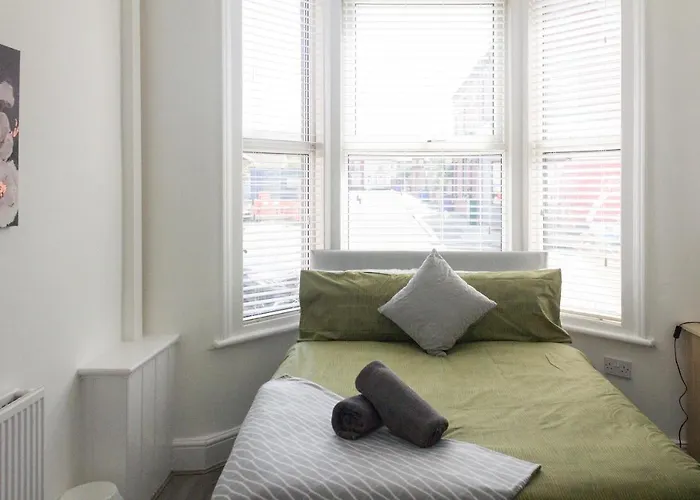 Boaler House, Modern 4 Bed House With Parking Sleeps 8