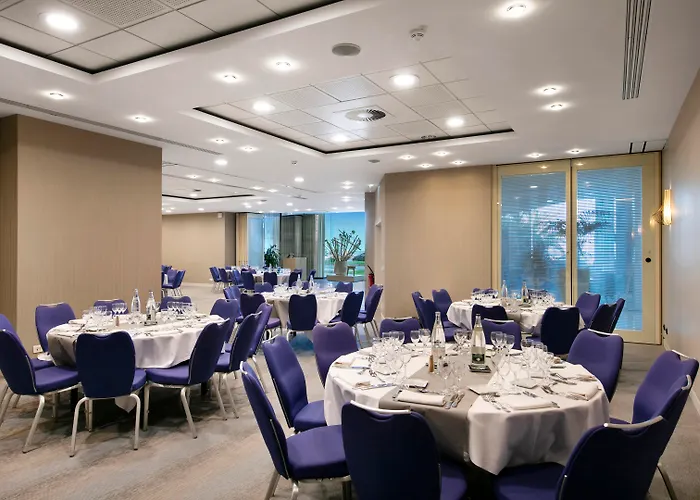 Hotel with pool: Radisson Blu Hotel Nice