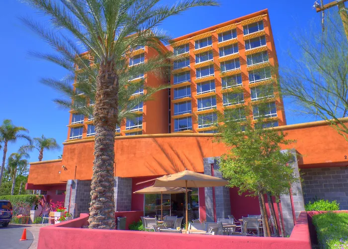 Phoenix hotels near Chase Field