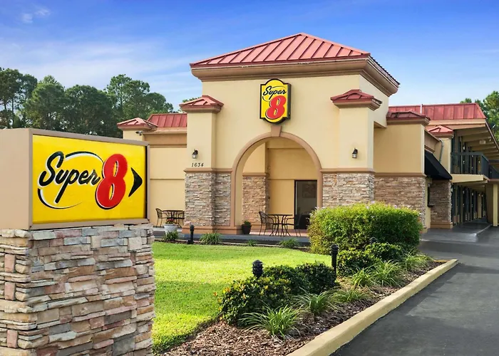Cheap hotel: Super 8 By Wyndham Ormond Beach