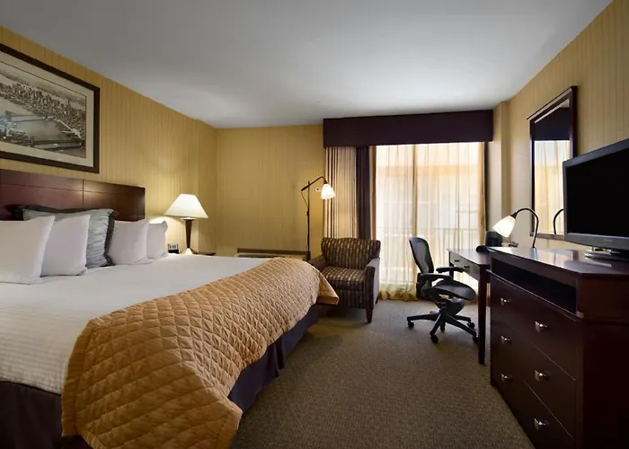 Hotel with pool: Wyndham Garden Hotel Newark Airport