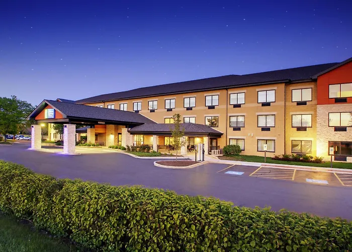 Hotel with pool: Holiday Inn Express & Suites Aurora - Naperville By Ihg