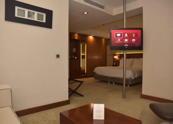Hotel with pool: Crowne Plaza Istanbul Harbiye By Ihg