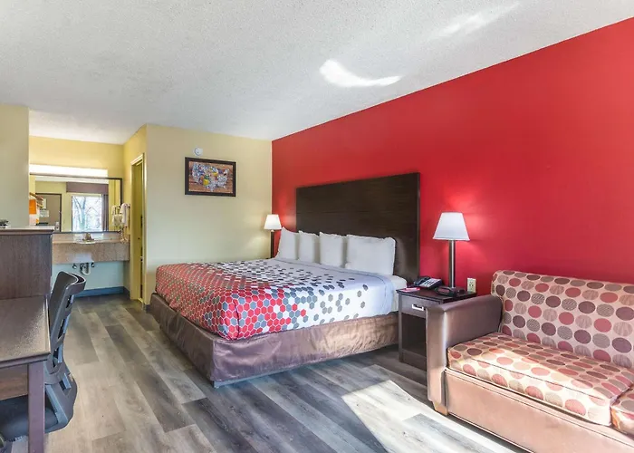 Motel: Econo Lodge & Suites Clarksville Near Governors Square Mall