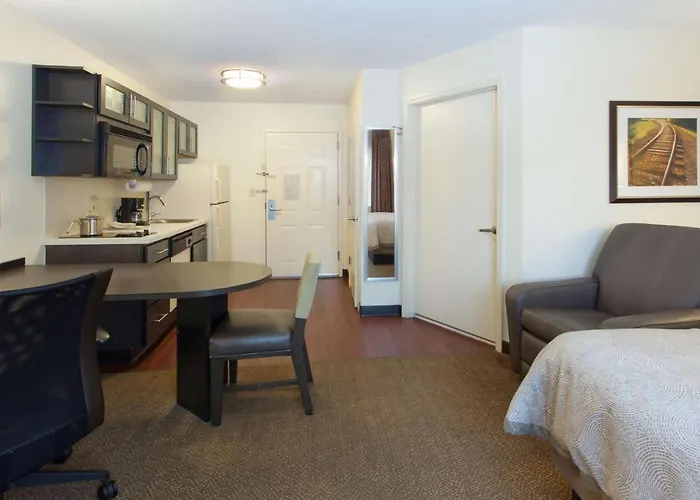 3 star hotel: Candlewood Suites By The Galleria