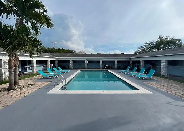 Hollywood Gardens Inn & Suites