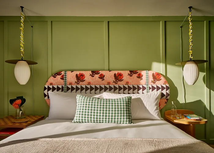 Golf hotel: Wayfinder Waikiki - Voted Top 10 Best Hotels In Hawaii!