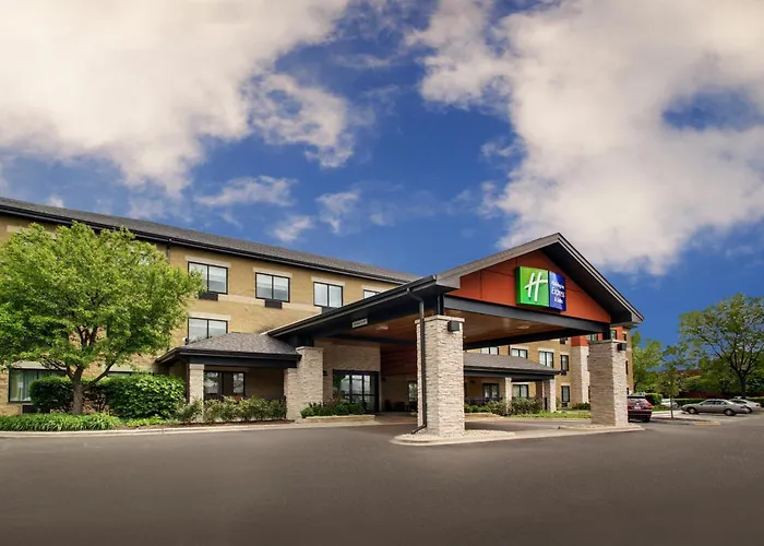 Hotel with pool: Holiday Inn Express & Suites Aurora - Naperville By Ihg