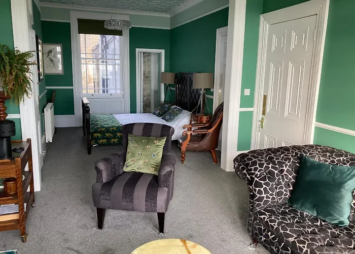 Family Hotel: Paragon Home