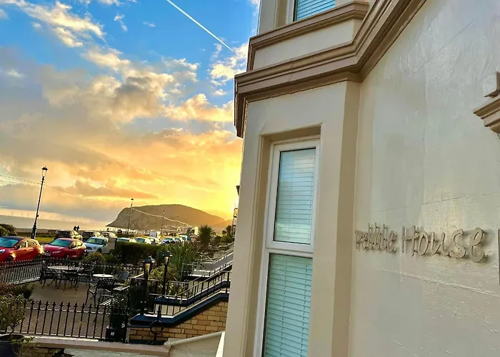 Beach hotel: Pebble House