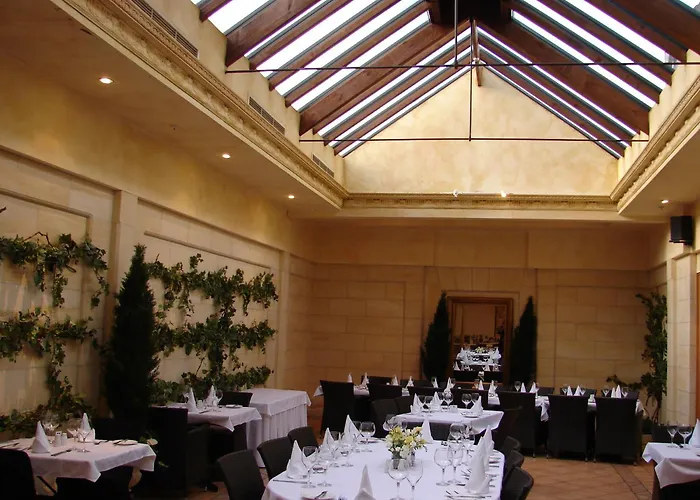 Luxury hotel only: Plymouth International