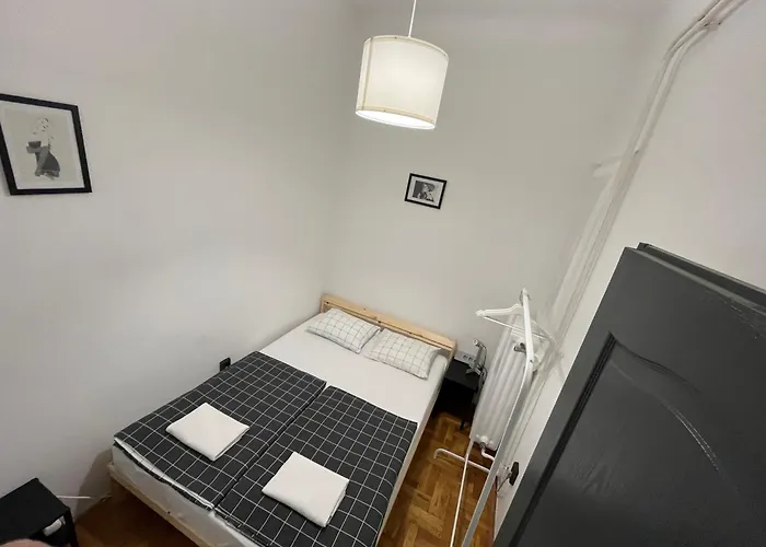 Hotel near College: Friends Hostel & Apartments