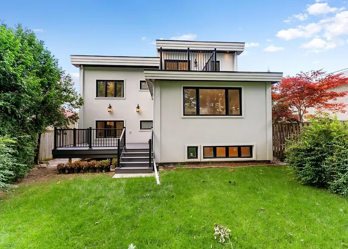 Pet Friendly hotel: Luxury Home - 5 Min From Airport, 15 To Downtown