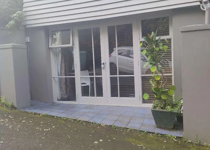 Guest house: 1 Queen Bed And 1 Sofa Bed, Studio B, 25 Glenfell Place, Epsom, Auckland